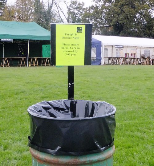 Rubish bin with sign about cars